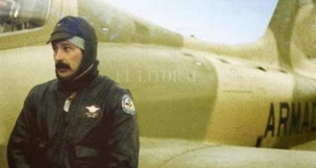ELLITORAL_GALL_80597 | Gentileza El sunchalense Owen Guillermo Crippa manipuló el Jet Caza Aermacchi MB 339 protagonizó una de las misiones más espectaculares durante la guerra de Malvinas está a punto de ser recuperado y repatriado desde EE. UU para su restauración y exhibición en el Museo de la Aviación Naval de Bahía Blanca.