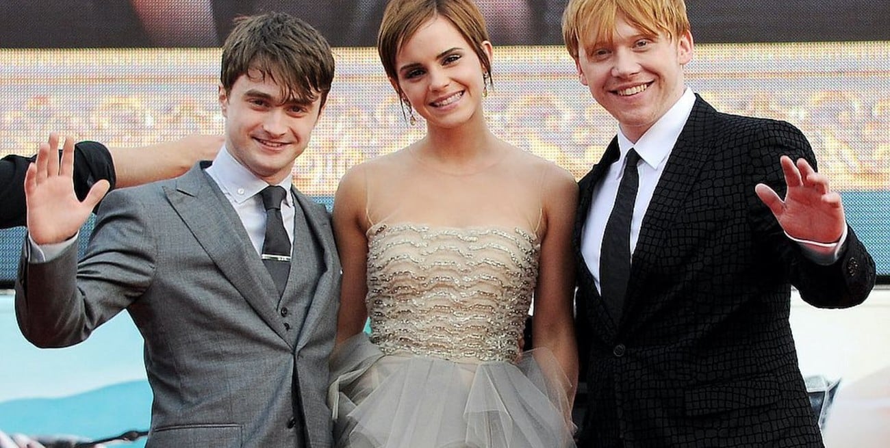 ELLITORAL_418550 |  Dave M. Benett LONDON, ENGLAND - JULY 07:  (EMBARGOED FOR PUBLICATION IN UK TABLOID NEWSPAPERS UNTIL 48 HOURS AFTER CREATE DATE AND TIME. MANDATORY CREDIT PHOTO BY DAVE M. BENETT/GETTY IMAGES REQUIRED)  (L to R) Actors Daniel Radcliffe, Emma Watson and Rupert Grint attend the World Premiere of 'Harry Potter And The Deathly Hallows Part 2' in Trafalgar Square on July 7, 2011 in London, England.  (Photo by Dave M. Benett/Getty Images)