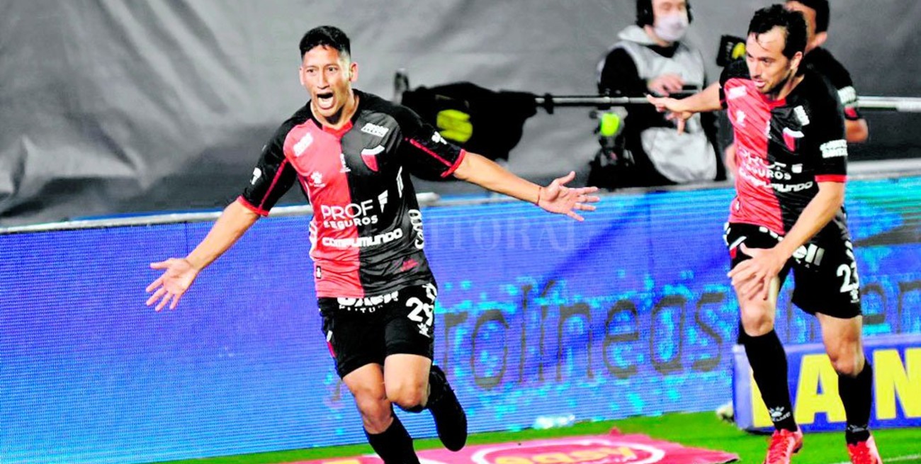 ELLITORAL_393678 | Pablo Aguirre Uno sí, el otro no. El gol más gritado de los últimos años en Colón, sin dudas: el primero contra Racing en el Estadio del Bicentenario en San Juan, el que lo empezaba a poner campeón al Colón del Barba . Mientras Aliendro ya está para volver (cumplió la sanción de la roja con Lanús), el cordobés Bernardi se queda afuera por la lesión en el tobillo.