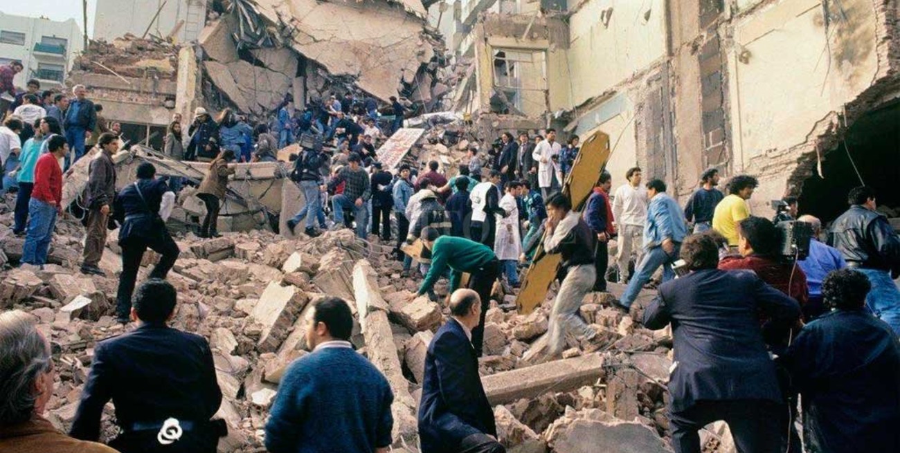 ELLITORAL_314268 | Archivo El Litoral 26 años del peor atentado ocurrido en suelo argentino cuando una bomba destruyó la sede de la Amia en Buenos Aires y dejó 85 fallecidos.