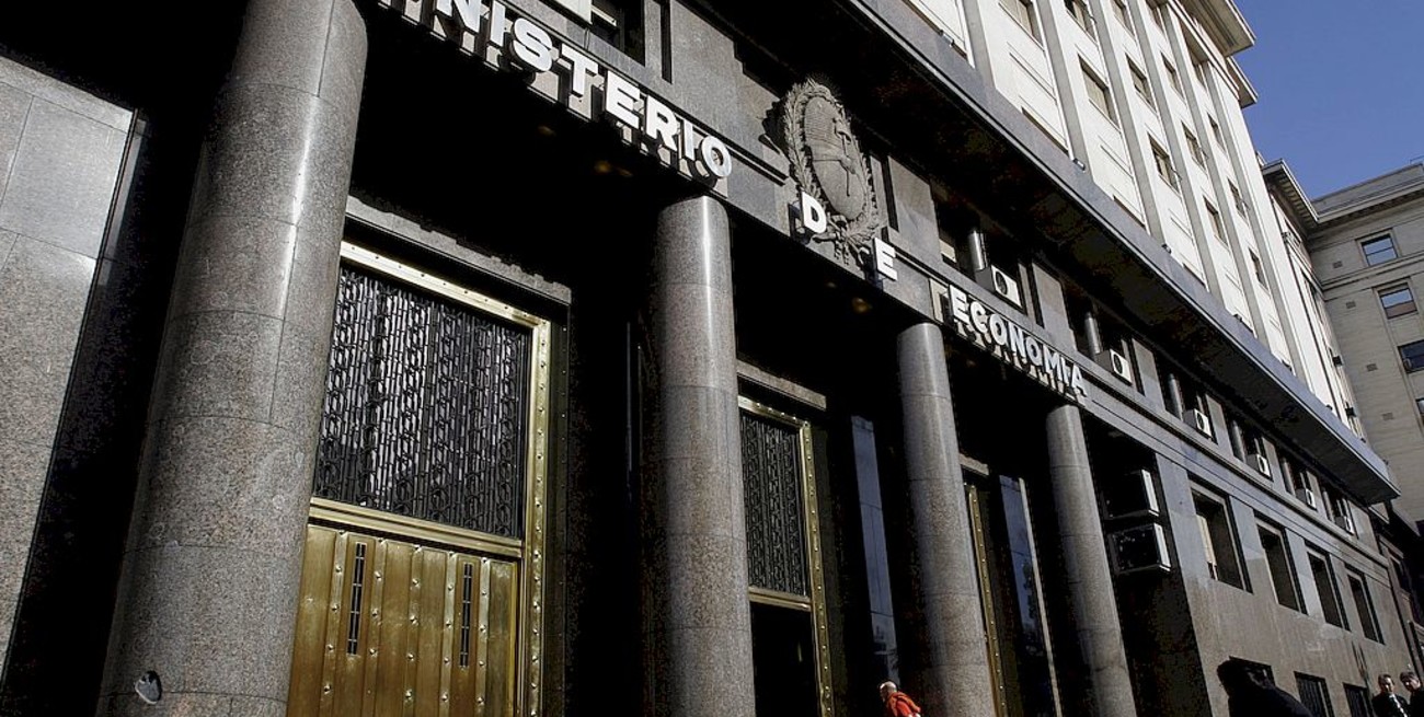 ELLITORAL_297671 | MARTIN ZABALA DYN10, BUENOS AIRES, 28/05/09, UN EMPLEADO DEL MINISTERIO DE ECONOMIA, QUE EN LAS ULTIMAS HORAS ARRIBO A LA ARGENTINA PROVENIENTE DE CANADA , PODRIA HABER CONTRAIDO LA INFLUENZA A, AUNQUE LAS AUTORIDADES DEL PALACIO DE HACIENDA DESTACARON QUE "SE TRATA DE UN CASO EN AN LISIS, NO CONFIRMADO".
FOTO:DYN/MARTIN ZABALA.