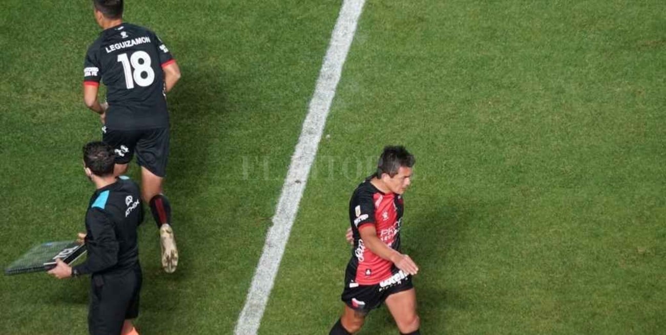 ELLITORAL_402224 |  Fernando Nicola La última instantánea del Pulga con la camiseta de Colón. Fue el día de la final, cuando Domínguez lo sacó para que ingrese Leguizamón. Estuvo a punto de no jugar ese partido, estaba lesionado y luego se comprobó que terminó el partido con un desgarro.  Vos tenés que jugar sí o sí , le dijo su hermano un par de días antes, cuando amagó con no hacerlo.