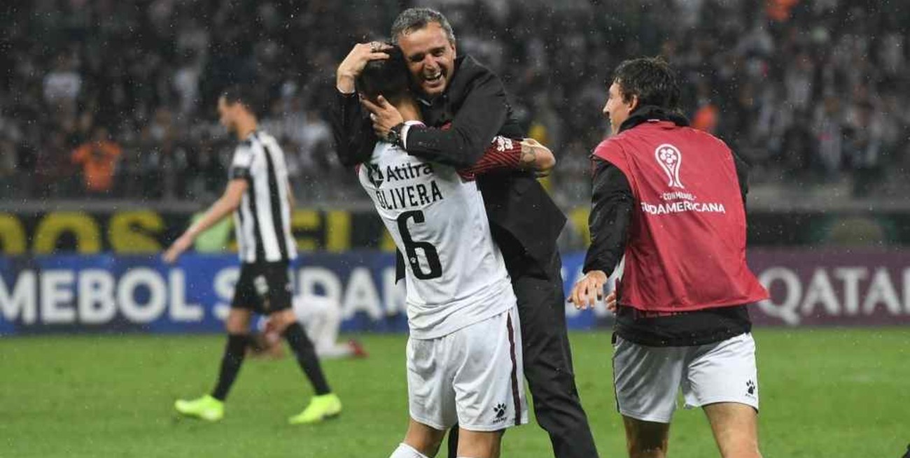 ELLITORAL_328040 | Archivo ¿La mayor alegría? Pablo Lavallén se abrazo con Emanuel Olivera tras haber eliminado a Atlético Mineiro luego de la ejecución de tiros desde el punto penal. Gracias a Leonardo Burián Colón llegaba a la final de la Copa Sudamericana por primera vez con un técnico que nunca entró en el gusto rojinegro.