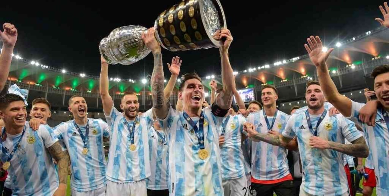 ELLITORAL_427464 | Gentileza. La foto que esperaba todo un país y también millones de fans de Messi en todo el mundo: Lio con su primer trofeo de campeón con la Selección Argentina mayor, la Copa América 2021.