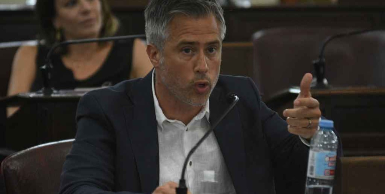 ELLITORAL_450189 | Gentileza Busatto con Agustín Rossi en la primera fila del acto del último sábado en Rosario donde se analizó la necesidad de fortalecer la unidad del Frente de Todos.