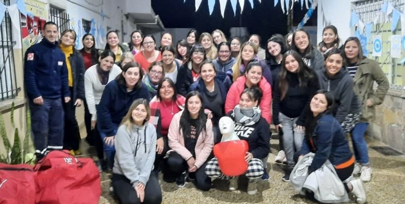 Estudiantes de primer año de enfermería trabajando en técnicas de RCP en Venado Tuerto. Foto: Gentileza