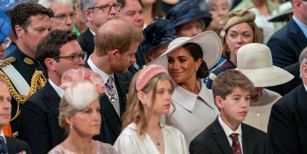 El príncipe Harry de Gran Bretaña mira a su esposa Meghan, duquesa de Sussex, mientras asisten al Servicio Nacional de Acción de Gracias celebrado en la Catedral de San Pablo, durante las celebraciones del Jubileo de Platino de la Reina Isabel de Gran Bretaña, en Londres, Gran Bretaña, el 3 de junio de 2022. Foto: Reuters