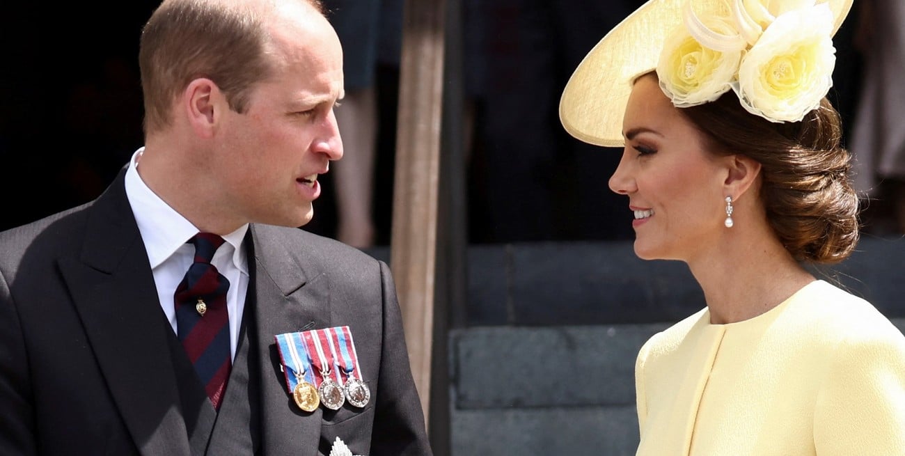 El príncipe Guillermo y Catalina de Gran Bretaña, duquesa de Cambridge, salen después de asistir al Servicio Nacional de Acción de Gracias celebrado en la Catedral de San Pablo durante las celebraciones del Jubileo de Platino de la Reina en Londres, Gran Bretaña, el 3 de junio de 2022. Foto: Reuters