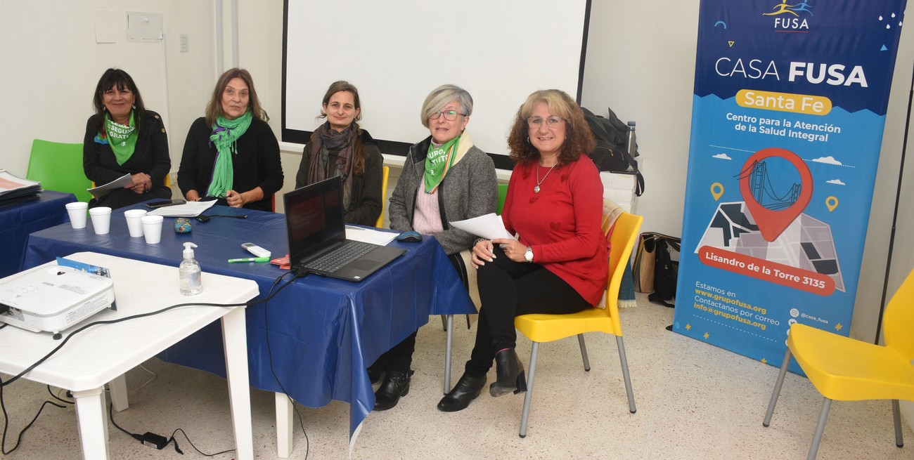 Silvia Ferrero, Miriam Urgorri, María Flavia Del Rosso, Beatríz Gutiérrez y Marisa Poggi durante la de los resultados del monitoreo que se hizo con autorización del Ministerio de Salud de la provincia. Foto: Guillermo Di Salvatore