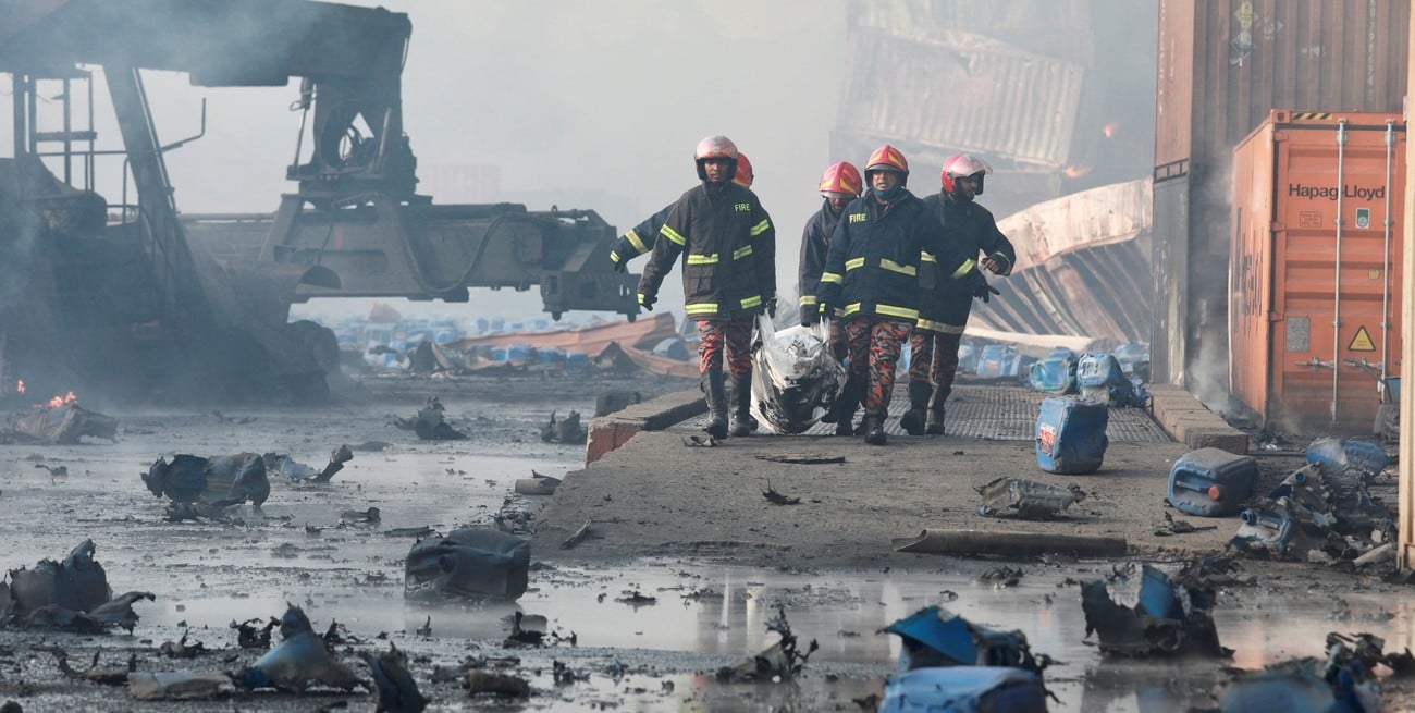 Los bomberos llevan un cadáver desde el lugar después de que estalló un incendio masivo en un depósito de contenedores interior en Sitakunda, cerca de la ciudad portuaria de Chittagong, Bangladesh, el 5 de junio de 2022. Foto: Reuters