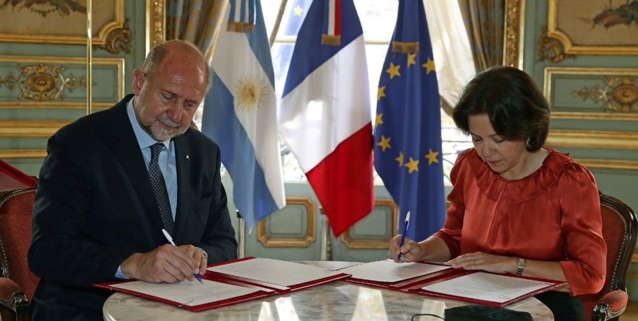 Perotti firmó el convenio junto con la embajadora de Francia en Argentina. Foto: Prensa Gobierno de Santa Fe