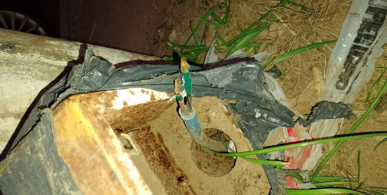 En calle Raúl Tacca los "robacables" ya tienen contabilizado un botín de 600 metros de cableado público. Foto: Gentileza