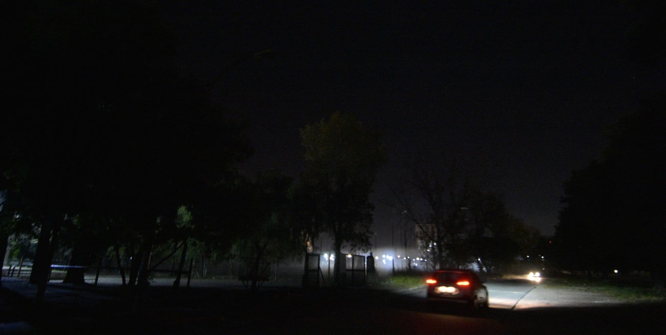 Iluminado solo por los autos. Foto: Manuel Fabatía