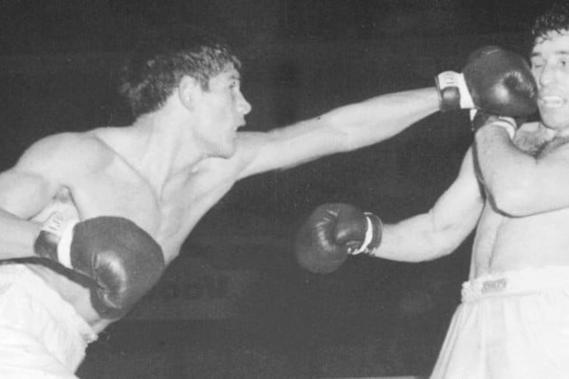 Con gran alcance de brazos, Monzón coloca su zurda para impactar en el rostro de Fernández.