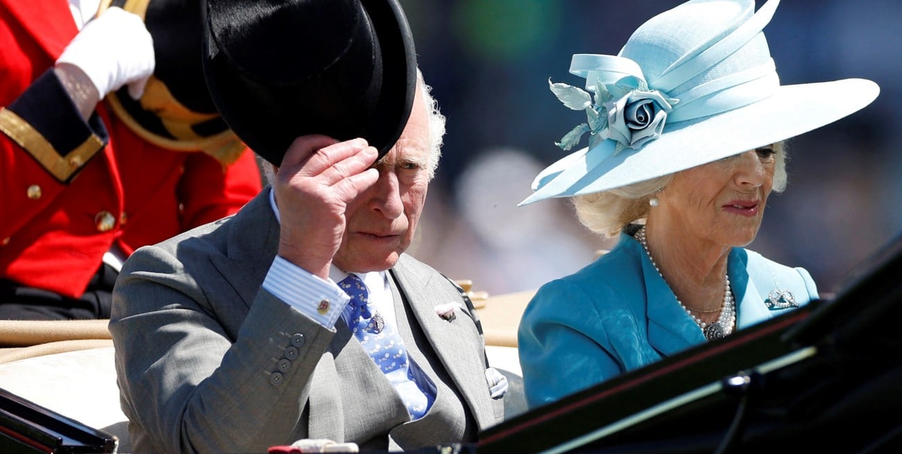 Horse Racing - Royal Ascot - Ascot Racecourse, Ascot, Britain - June 14, 2022
Britain's Prince Charles and Camilla, Duchess of Cornwall are seen during the Royal procession REUTERS/John Sibley