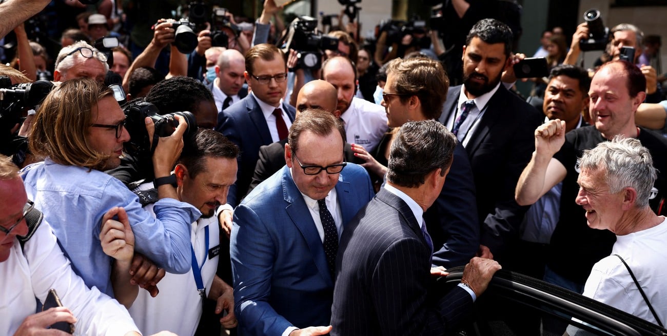 El actor Kevin Spacey abandona el Tribunal de Magistrados de Westminster después de asistir a una audiencia por cargos relacionados con acusaciones de delitos sexuales, en Londres, Gran Bretaña, el 16 de junio de 2022. Foto: Reuters