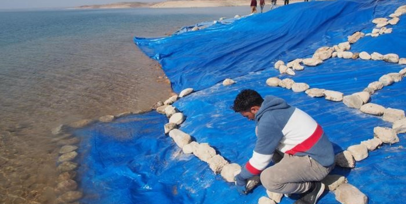 La excavación fue cubierta ampliamente con láminas de plástico para protegerla de la subida de las aguas del embalse de Mosul.