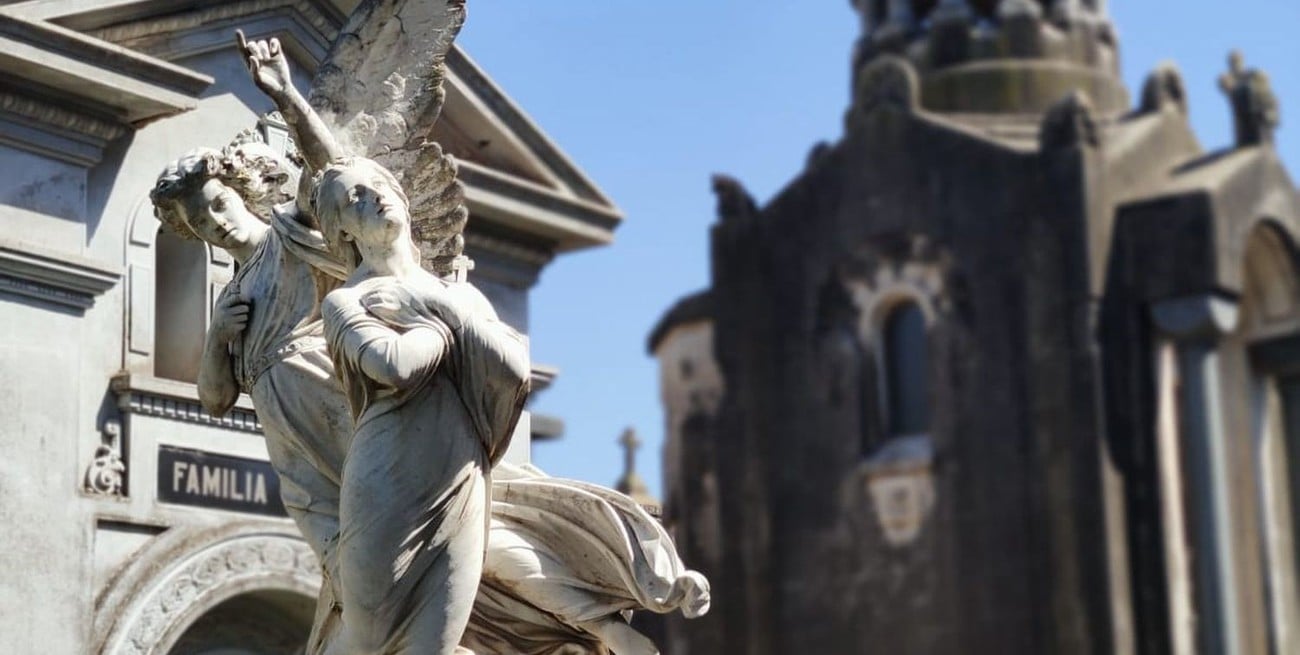 La estatua olvidada, con sus dos seres celestiales: una muestra del arte funerario de la Necrópolis local.