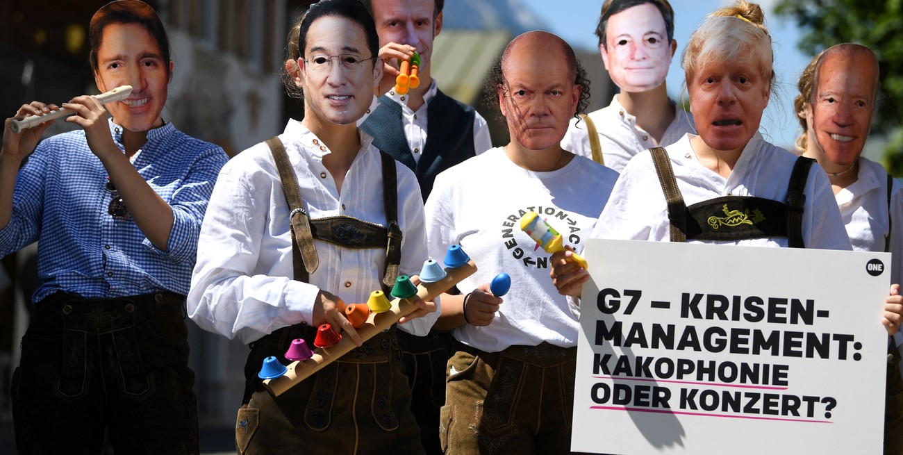 Activistas de la ONG ONE usan máscaras que representan a los líderes del G7, durante una protesta contra la cumbre del G7, en Garmisch-Partenkirchen, Alemania, el 26 de junio de 2022. Foto: Reuters