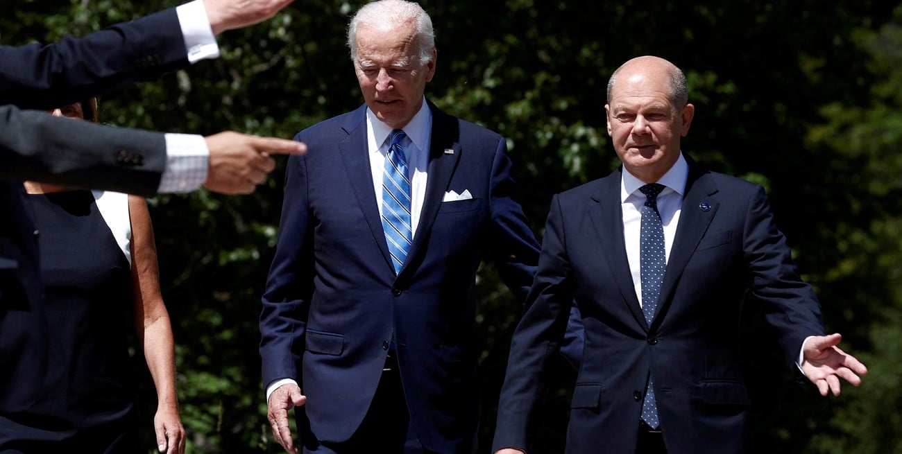 El presidente estadounidense Joe Biden y el canciller alemán Olaf Scholz asisten a la bienvenida oficial a la cumbre de líderes del G7 en el castillo Schloss Elmau de Baviera, cerca de Garmisch-Partenkirchen, Alemania, el 26 de junio de 2022. Foto: Reuters