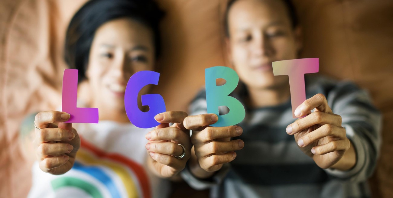 LGBTIQ+ es una sigla universal que representa la diversidad de expresiones de género y orientaciones sexuales.
