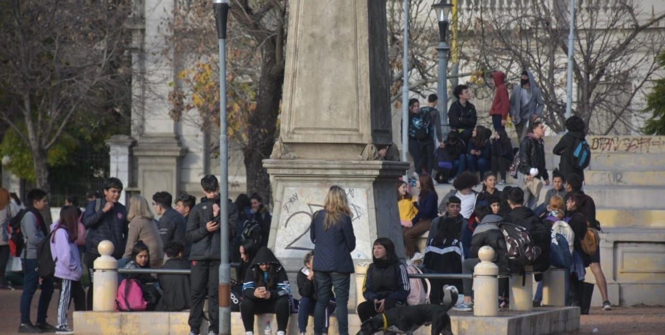 Los alumnos fueron evacuados y esperaron en la Plaza España mientras las autoridades realizaban la inspección. Foto: Pablo Aguirre.