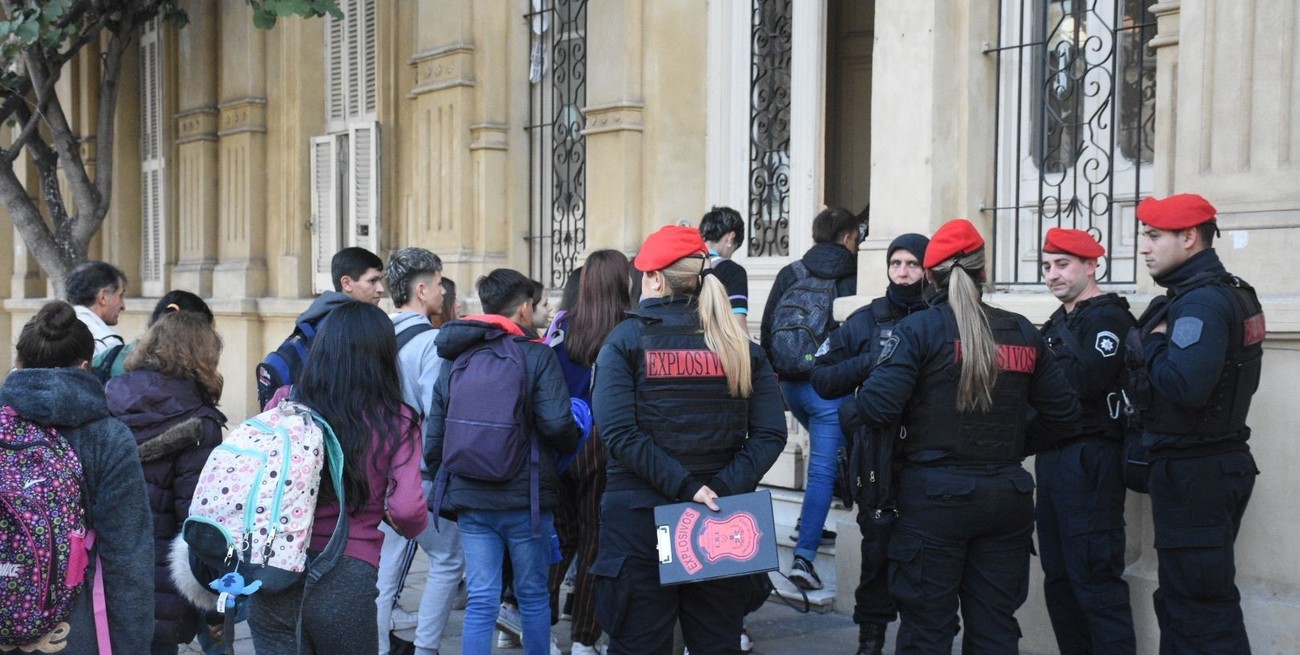 Los alumnos reingresaron al edificio cerca de las 17. Foto: Manuel Fabatía.