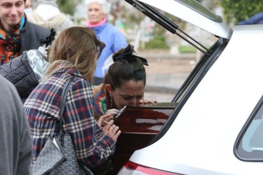 Sus hijas, Antonella y Ludmila, se mostraron muy dolidas en el entierro del conductor que falleció a los 90 años