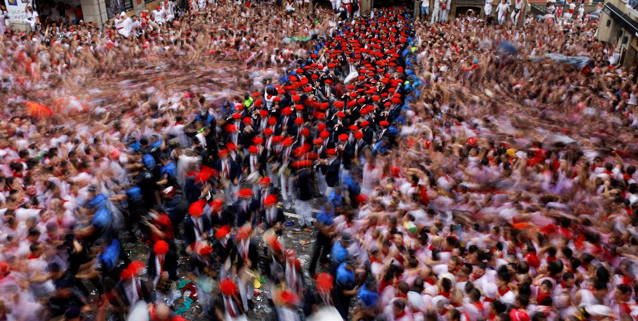 Los juerguistas se reúnen para la apertura del festival de San Fermín (Chupinazo) en Pamplona, España, el 6 de julio de 2022.Foto: Reuters