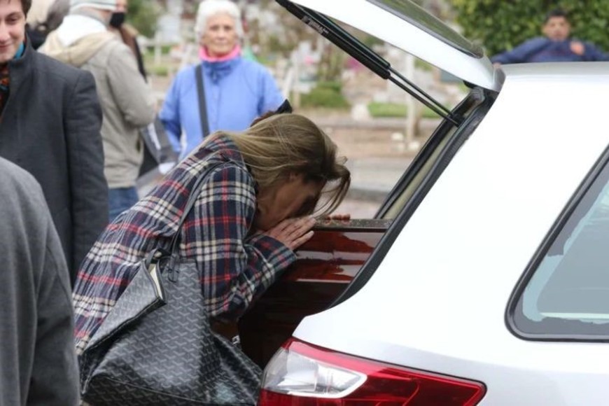 Sus hijas, Antonella y Ludmila, se mostraron muy dolidas en el entierro del conductor que falleció a los 90 años