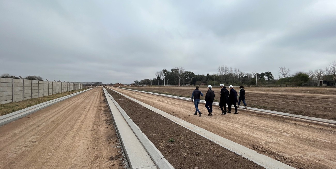 Calles construidas con cordones cuneta para conducir y evacuar el agua.