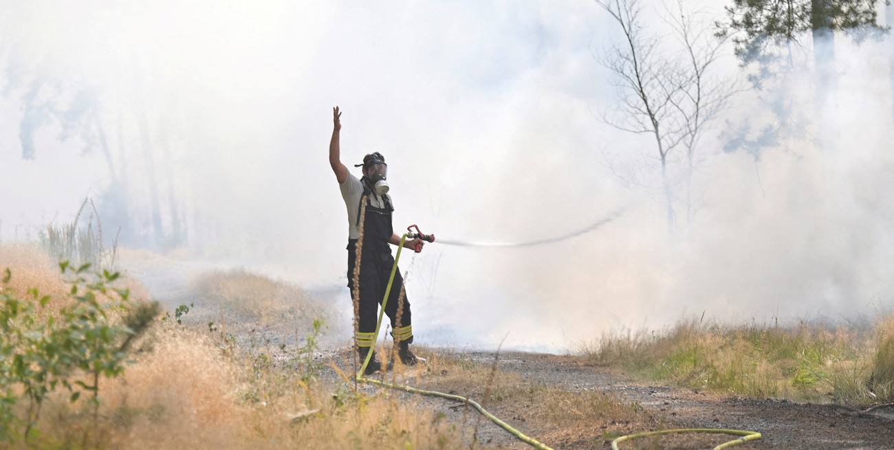 Un bombero trabaja para extinguir un incendio forestal, durante la ola de calor, cerca de Thiendorf, al norte de Dresden, Alemania, el 19 de julio de 2022. Foto: Reuters