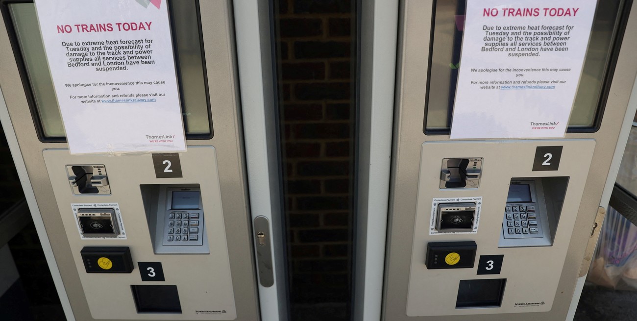 Señales de advertencia de cancelaciones de trenes se muestran en una estación de tren, durante la ola de calor, en St Albans, Gran Bretaña, el 19 de julio de 2022. Foto: Reuters