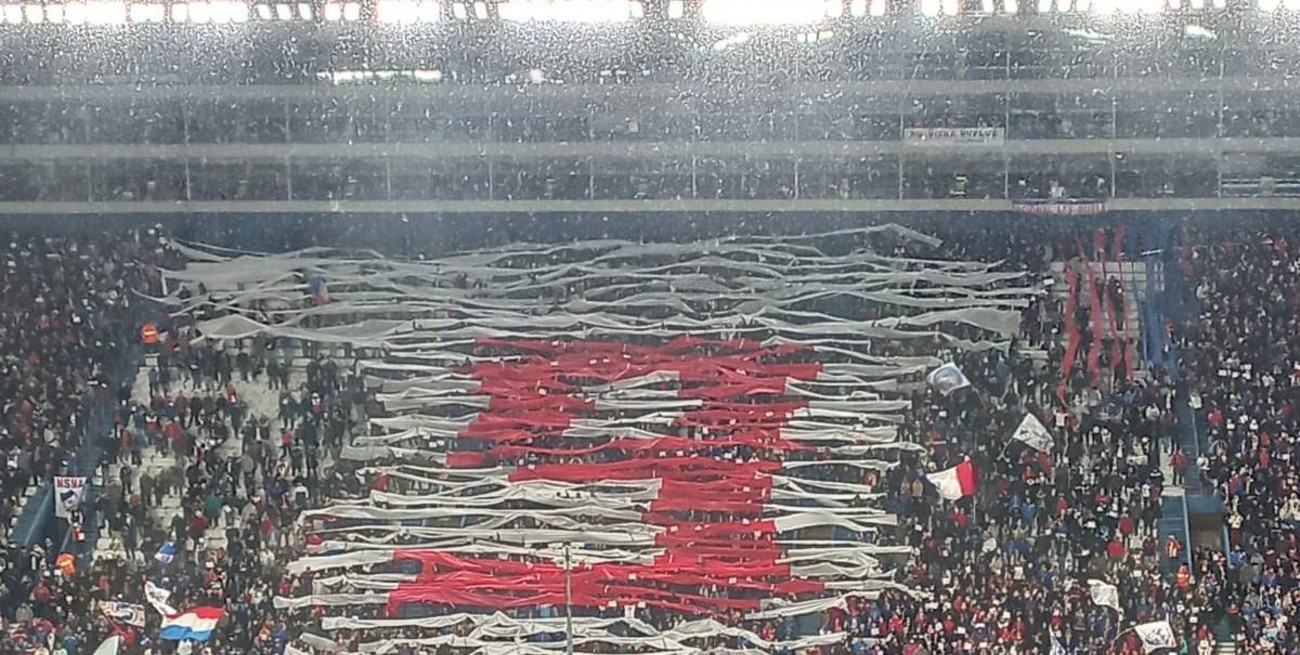 Los hinchas de Nacional hicieron un tifo con la número 9 en el partido disputado este jueves,