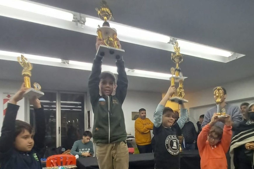 Número 1. El niño recreíno, con el trofeo.