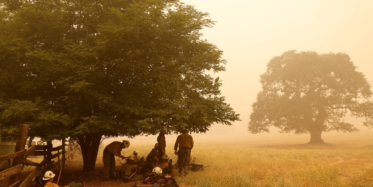 Los bomberos trabajaron arduamente para frenar los graves incendios forestales en California, Estados Unidos.
