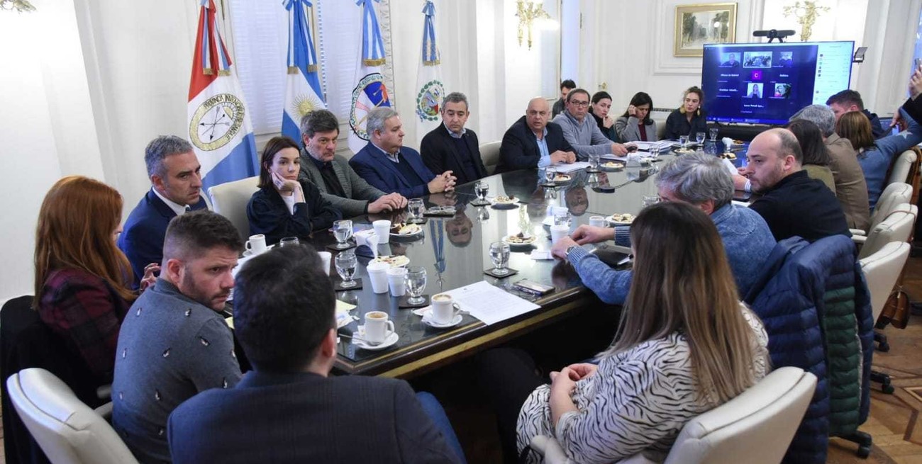 El intendente rosarino recibió a diputados de tres comisiones y al presidente del cuerpo para debatir temas de seguridad pública.