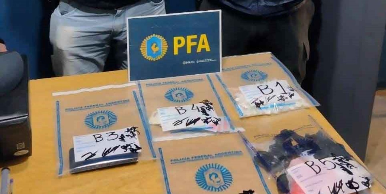 Las fuentes indicaron que se secuestraron alrededor de 1.500 dosis de estupefacientes.