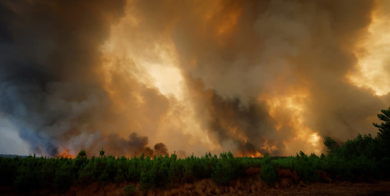 General view of smoke and flames from the fire in Belin-Beliet, as wildfires continue to spread in the Gironde region of southwestern France, August 10, 2022. REUTERS/Stephane Mahe
