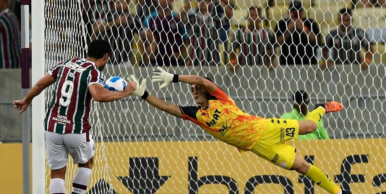 El León del Maracaná. Uno de los momentos más importantes del uruguayo Santiago Mele en el arco de Unión: cuando ataja sobre la hora el penal contra el "Flu" en Río de Janeiro. Sin dudas, se ganó un lugar a fuerza de atajadas.