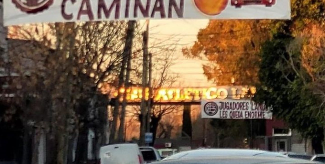 El mensaje está basado en los hechos que ocurrieron en Mar del Plata cuando hinchas de Aldosivi prendieron fuego 5 autos de sus jugadores.