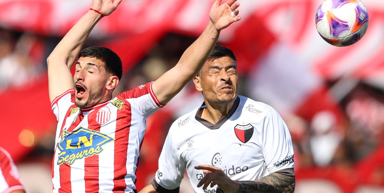 Paolo Goltz tiene que abrir bien los ojos y mejorar su rendimiento. Es un jugador demasiado importante en el funcionamiento defensivo, pero le cuesta encontrar su mejor nivel y comete errores, más allá de que se llevó por delante la pelota y convirtió un auto-gol que le dio la victoria a Barracas Central. Crédito: Matías Nápoli.