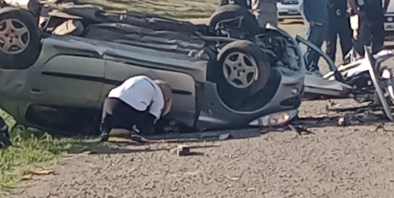 Los vehículos involucrados fueron un Peugeot 207, en el que se movilizaban los fallecidos y un Fiat Siena.