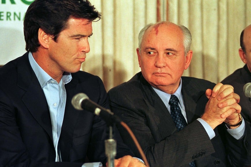 El actor Pierce Brosnan y Gorbachov durante la Green Press Conference de 1997. Foto: Reuters