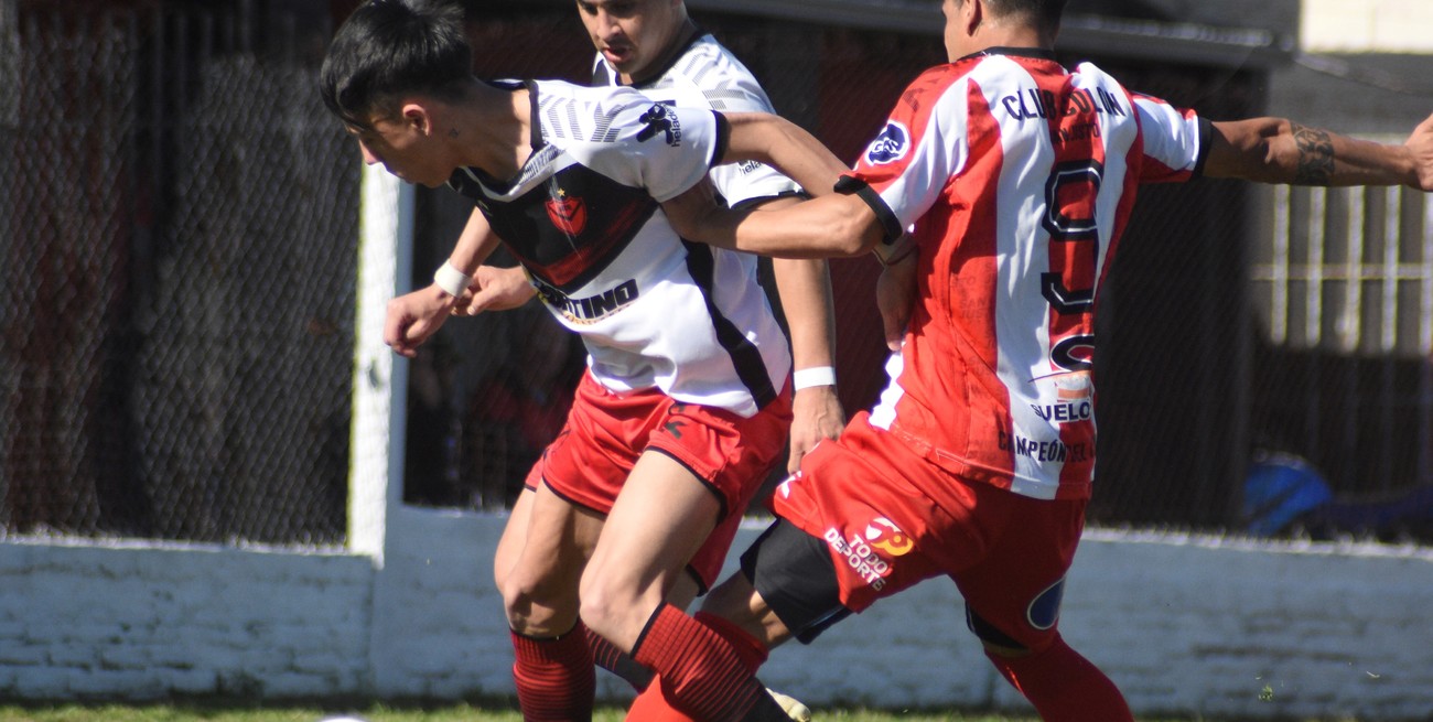Exequiel Gómez, el "9" de Colón de San Justo, fue un problema sin solución para los de barrio Roma. Foto: Luis Cetraro