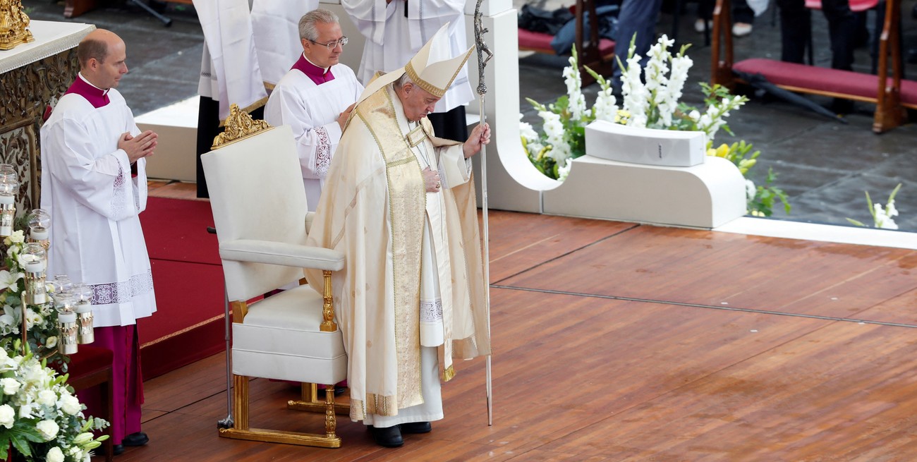 El Papa Francisco asiste a una misa por la beatificación del Papa Juan Pablo I en la Plaza de San Pedro en el Vaticano, el 4 de septiembre de 2022. Foto: Reuters