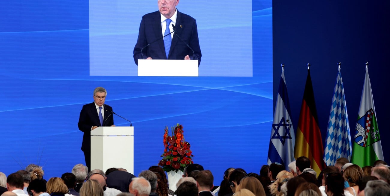 El presidente del Comité Olímpico Internacional, Thomas Bach, habla durante una ceremonia en conmemoración del 50 aniversario del ataque contra el equipo israelí en los Juegos Olímpicos de Múnich de 1972 en el que murieron once israelíes, un policía alemán y cinco palestinos armados en Fuerstenfeldbruck, cerca de Múnich, Alemania. , 5 de septiembre de 2022. Foto: Reuters