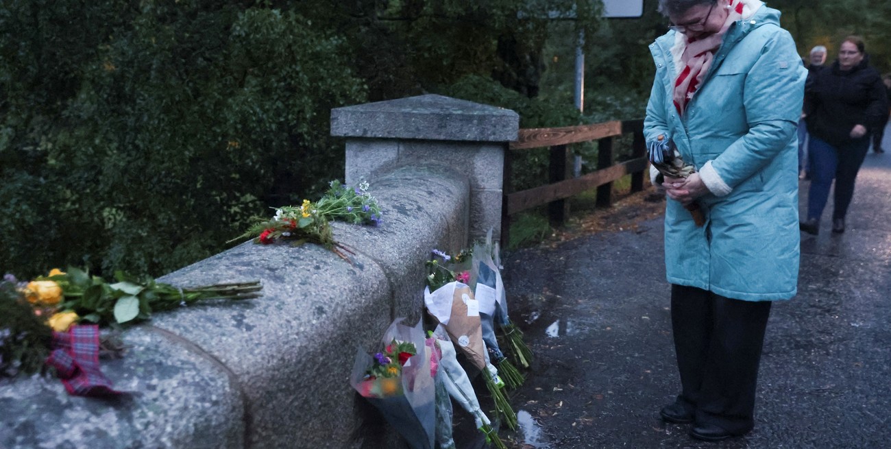 Una mujer reacciona junto a las flores, junto a la entrada del castillo de Balmoral, después de que la reina Isabel, la monarca con el reinado más largo de Gran Bretaña y la figura decorativa de la nación durante siete décadas, muriera a los 96 años, según el Palacio de Buckingham, en Balmoral, Escocia, Gran Bretaña, el 8 de septiembre de 2022. Foto: Reuters