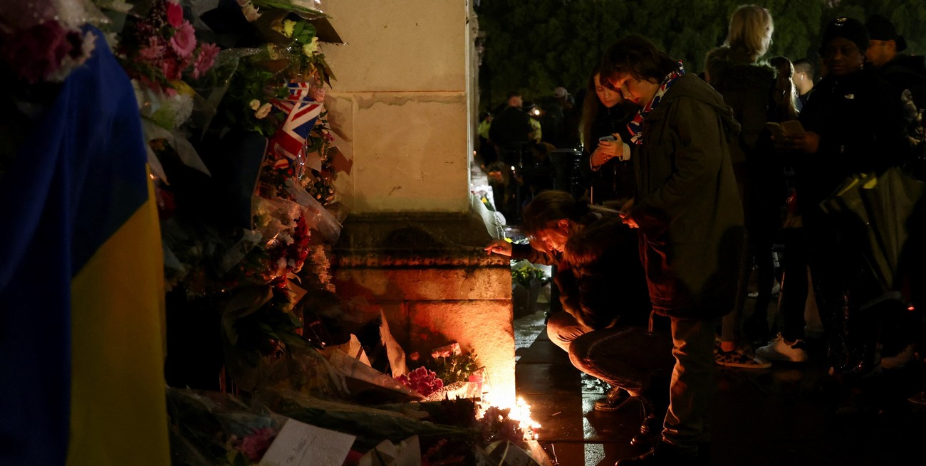 People gather outside the Buckingham Palace, after Queen Elizabeth, Britain's longest-reigning monarch and the nation's figurehead for seven decades, died aged 96, in London, Britain September 8, 2022. REUTERS/Henry Nicholls