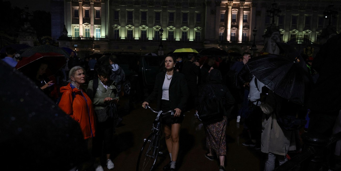 La gente se congrega frente al Palacio de Buckingham después de que la reina Isabel, la monarca británica con el reinado más largo y la figura decorativa de la nación durante siete décadas, muriera a los 96 años, en Londres, Gran Bretaña, el 8 de septiembre de 2022. Foto: Reuters